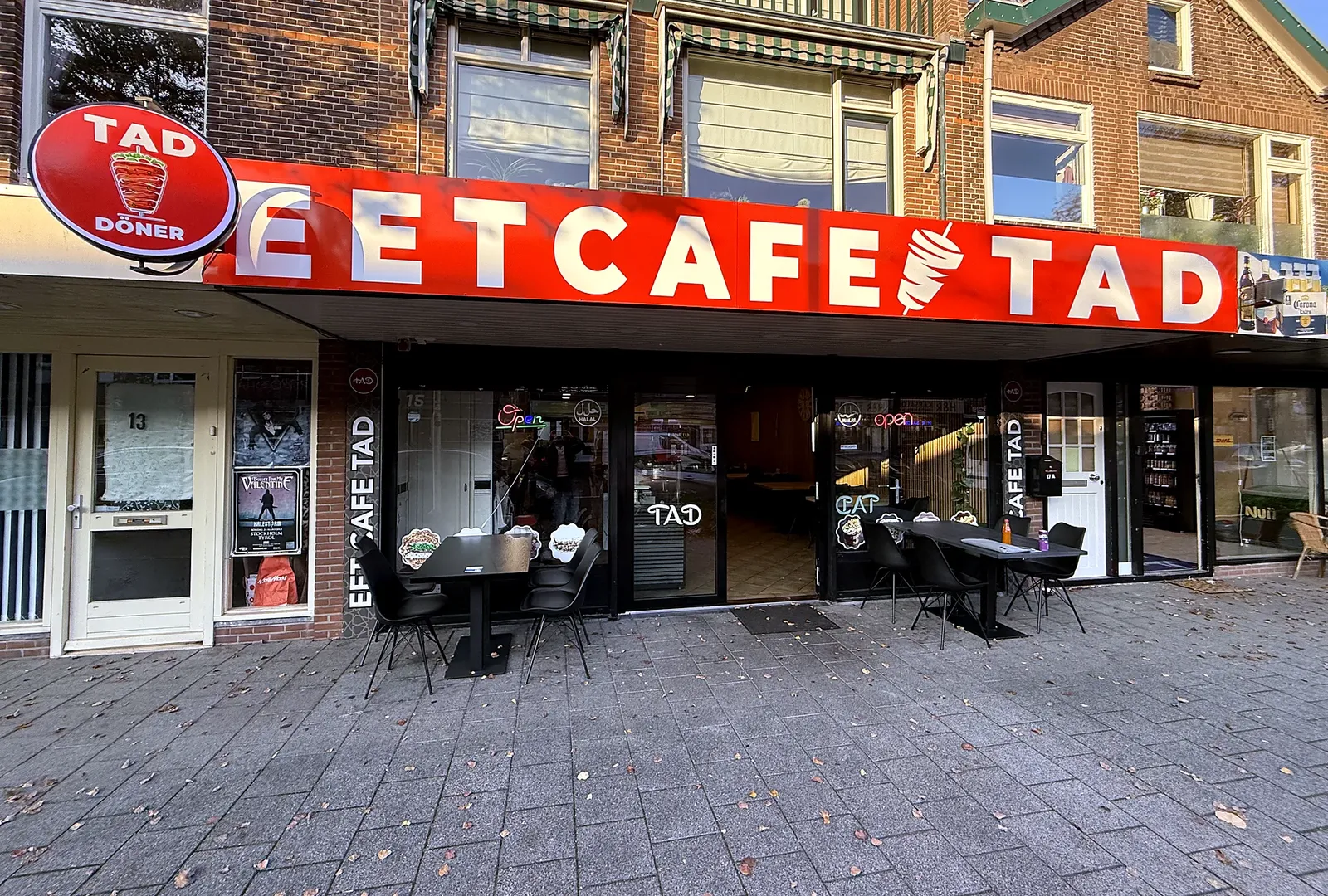 De gevel van Eetcafé TAD aan de Kennemerlaan 15